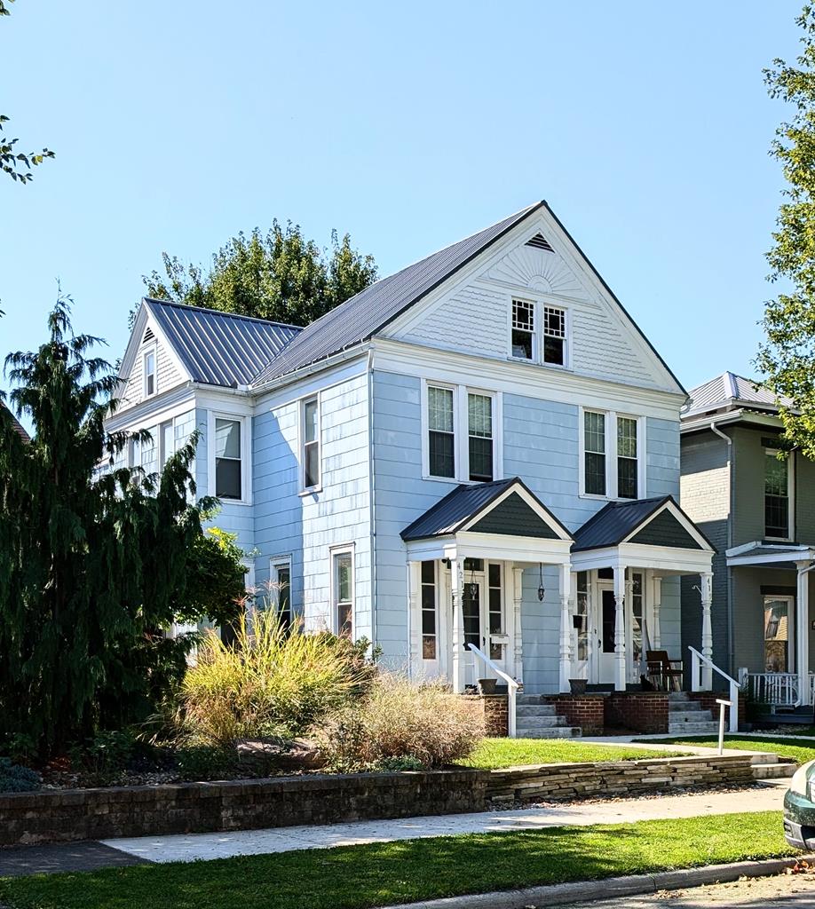 view of front of property with covered porch