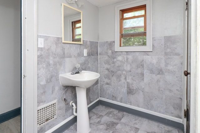 460 W Dickson, Mansfield, OH 44903 - bathroom with tile walls and a wainscoted wall