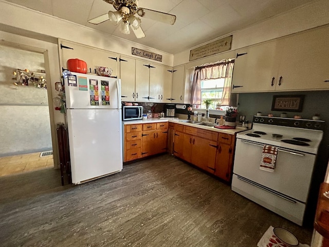 kitchen with ceiling fan, sink, dark wood-type flooring, and white appliances