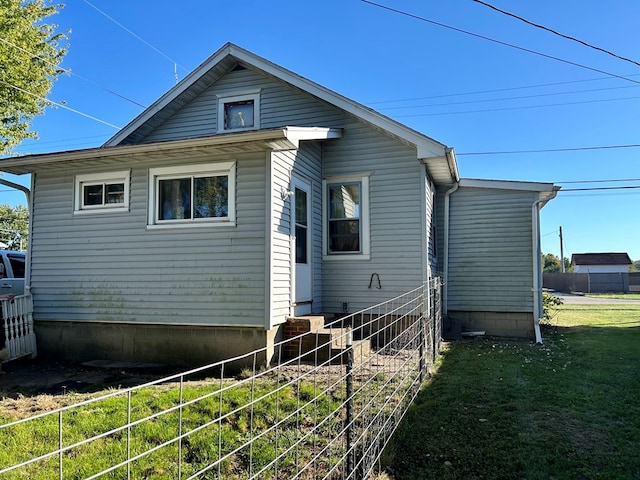 view of side of property featuring a lawn