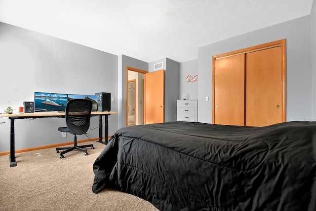 bedroom featuring carpet floors and a closet