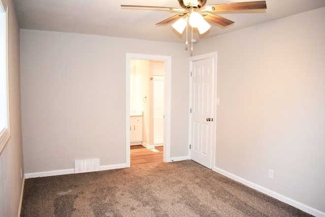 carpeted empty room featuring ceiling fan