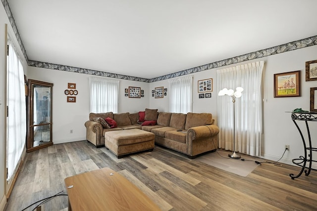 501 Overlook Rd, Mansfield, OH 44907 - living area featuring light wood-type flooring and baseboards