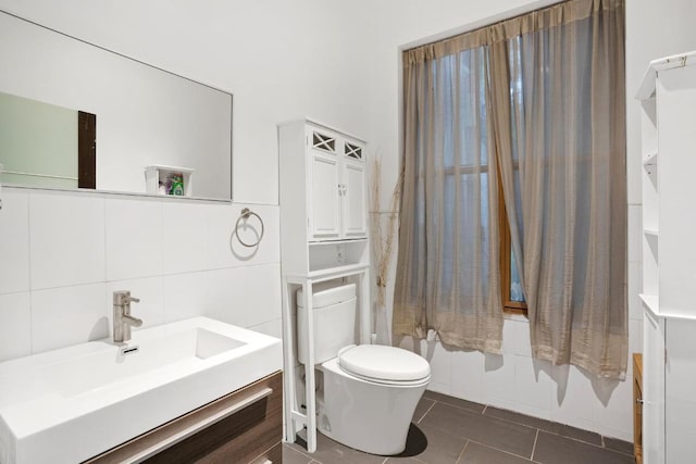 full bathroom with shower / tub combo with curtain, toilet, tile walls, vanity, and backsplash