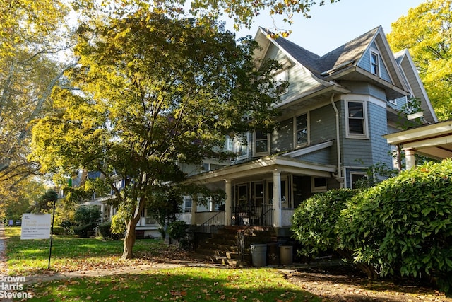 view of front facade with a front lawn and a porch