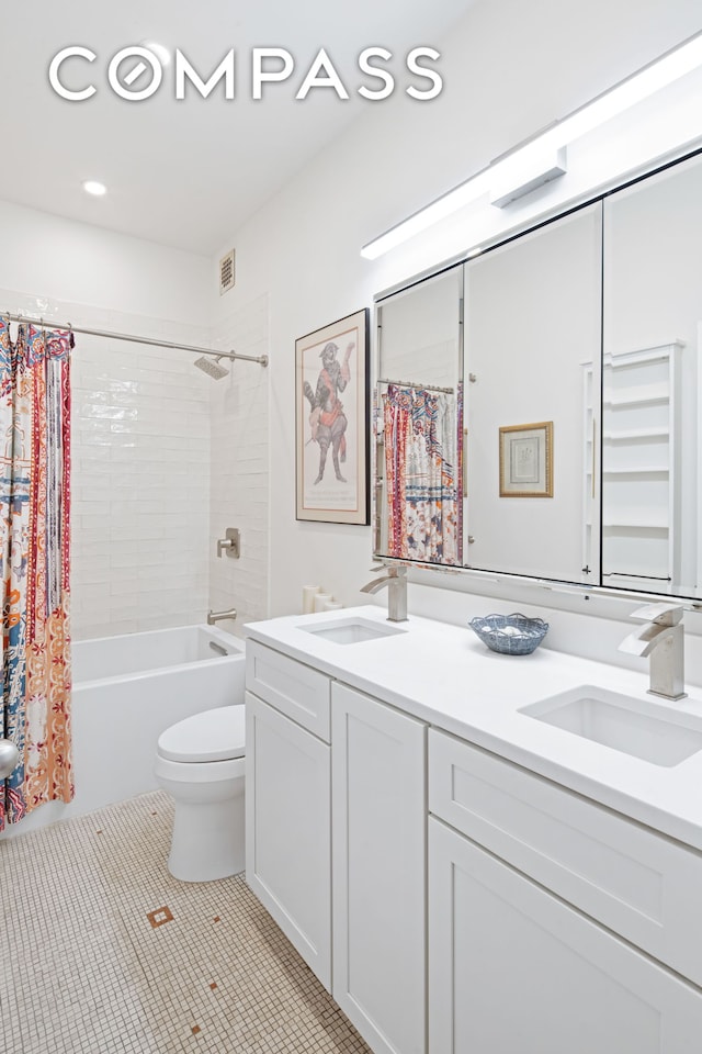 full bath with double vanity, shower / tub combo with curtain, toilet, and recessed lighting