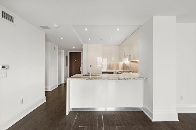 50 Riverside Blvd Unit 17-F, New York City, NY 10069 - kitchen featuring a peninsula, dark wood-style flooring, white cabinets, recessed lighting, and modern cabinets