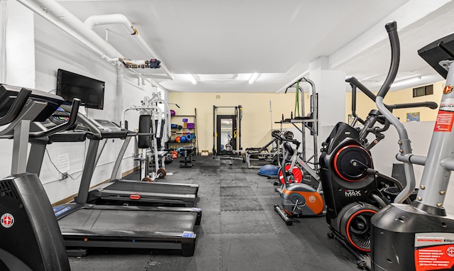 exercise room featuring visible vents