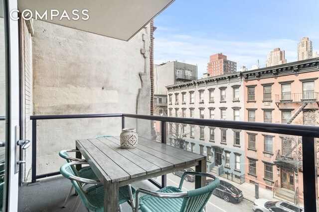 Listing photo 2 for 350 W 53rd St Unit 4C, New York City NY 10019