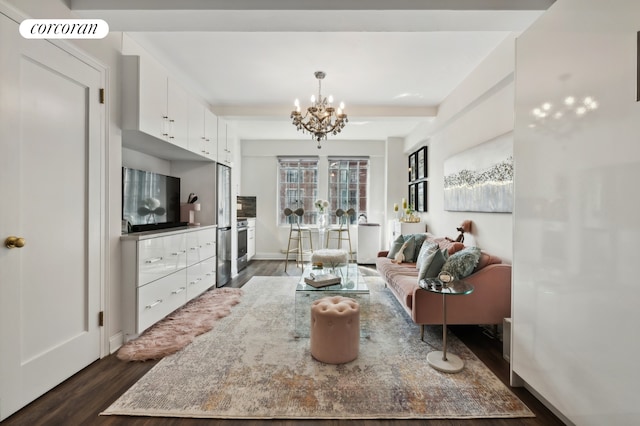 living room with a notable chandelier, visible vents, dark wood-style flooring, and baseboards