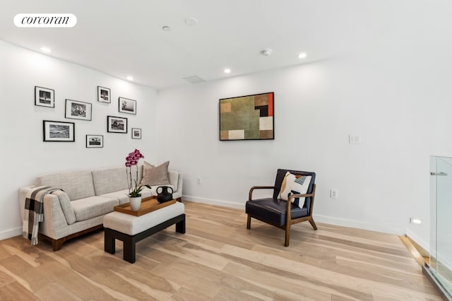 living area featuring light wood-style floors, recessed lighting, visible vents, and baseboards