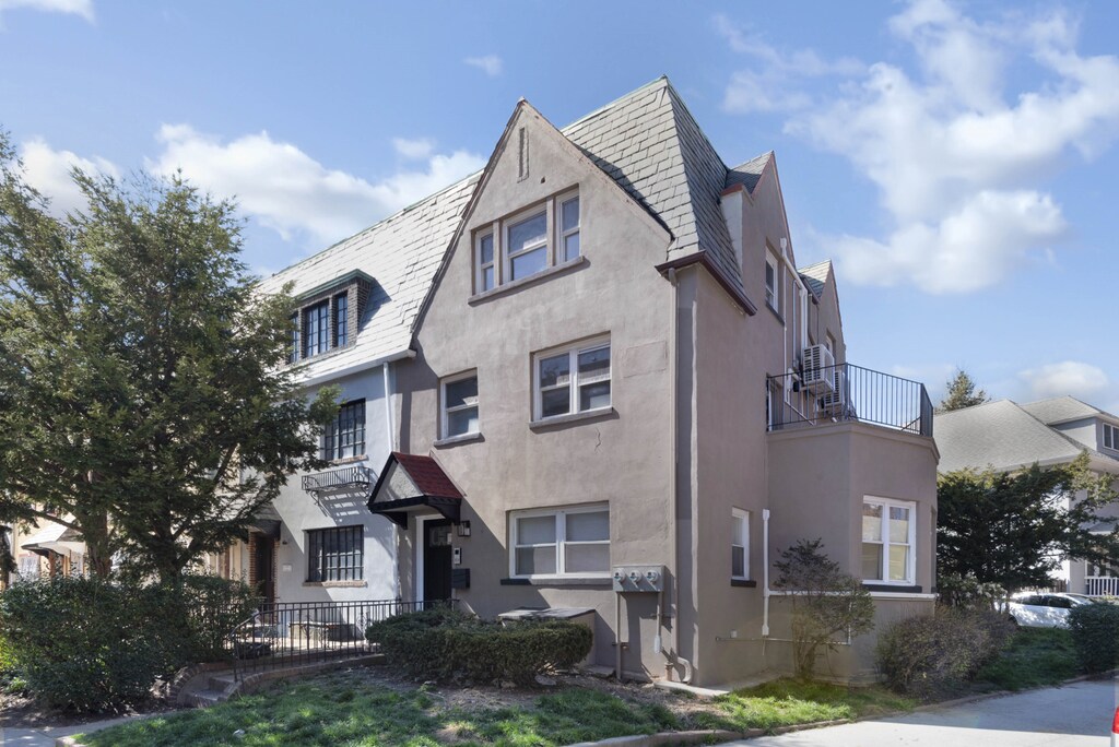 594 Argyle Rd, New York City, NY 11230 - multi unit property with a balcony and stucco siding