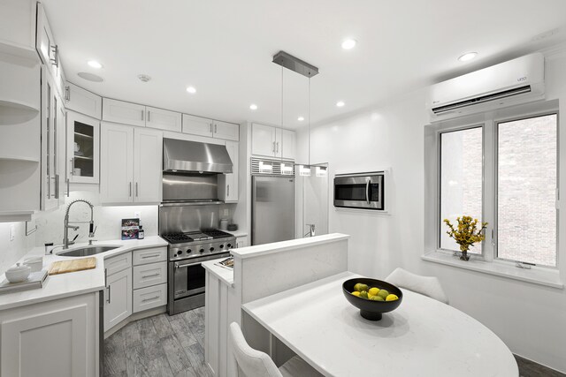 dining area with light hardwood / wood-style flooring, crown molding, and an inviting chandelier