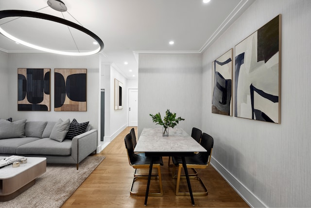 dining area featuring recessed lighting, baseboards, crown molding, and wood finished floors