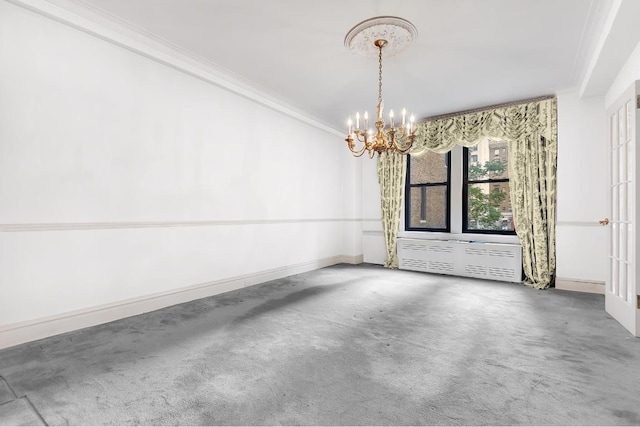 spare room featuring an inviting chandelier and ornamental molding