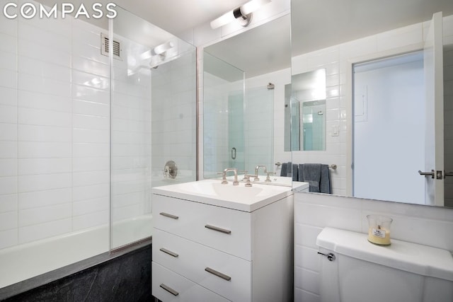 full bathroom with enclosed tub / shower combo, vanity, toilet, and tasteful backsplash