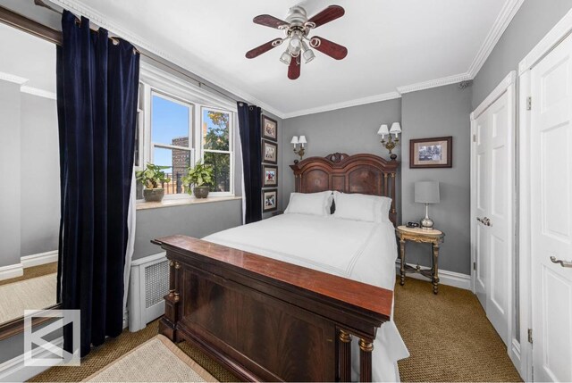 living area featuring dark wood-type flooring, a wall mounted air conditioner, and crown molding