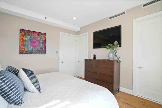 bedroom featuring recessed lighting, light wood-style floors, visible vents, and baseboards