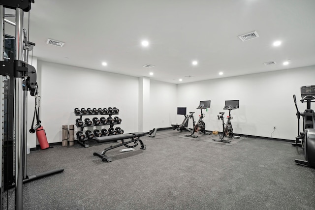 exercise room with visible vents, recessed lighting, and baseboards