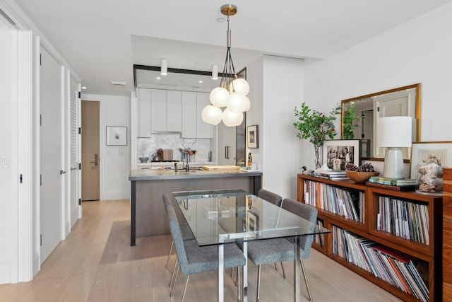 dining room with light wood-style floors, baseboards, recessed lighting, and visible vents