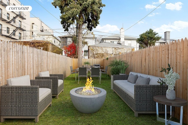 view of yard featuring an outdoor living space with a fire pit and a fenced backyard