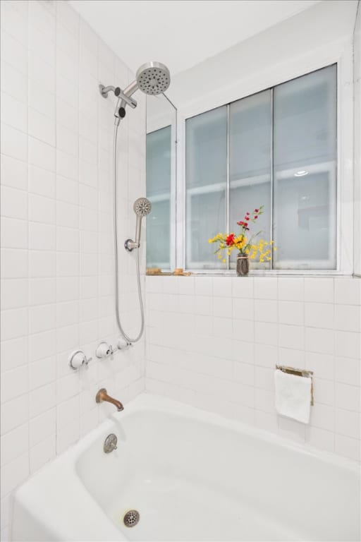 bathroom featuring tiled shower / bath