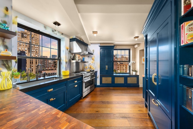 kitchen featuring stainless steel stove, blue cabinets, a sink, dark wood-style floors, and open shelves