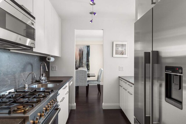 dining space with crown molding, dark wood-type flooring, and an inviting chandelier