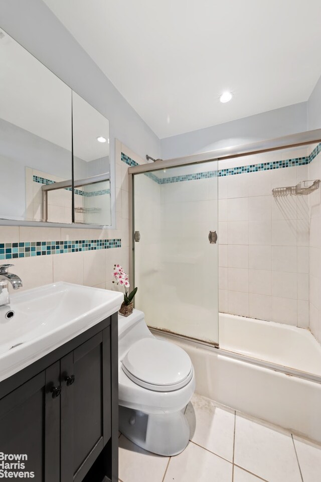 washroom with stacked washer / drying machine and a textured ceiling