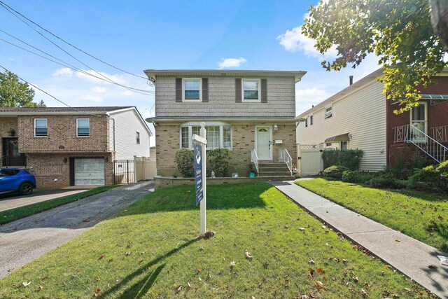 view of front facade featuring a front yard and a garage