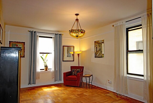 living area featuring plenty of natural light and baseboards