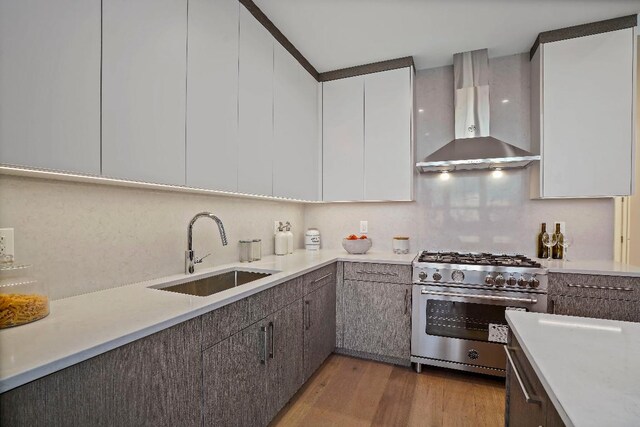 kitchen with stainless steel microwave, light hardwood / wood-style flooring, a kitchen breakfast bar, and a center island