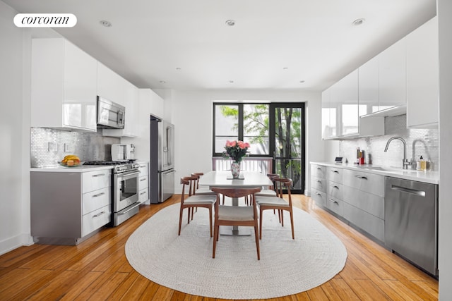 dining room with visible vents, recessed lighting, light wood-style flooring, and baseboards