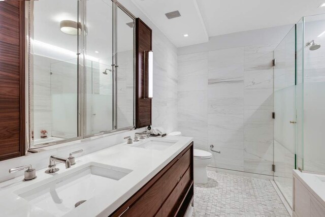 bathroom with tiled shower / bath combo