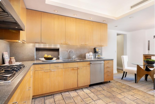 kitchen featuring visible vents, a sink, decorative backsplash, stainless steel appliances, and under cabinet range hood