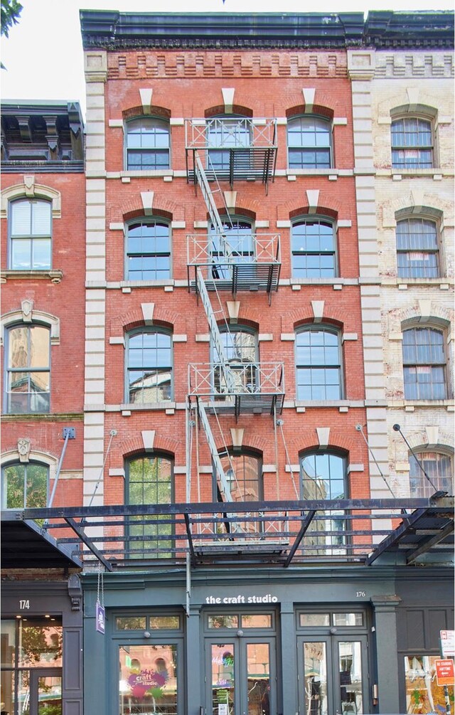 view of apartment building / complex