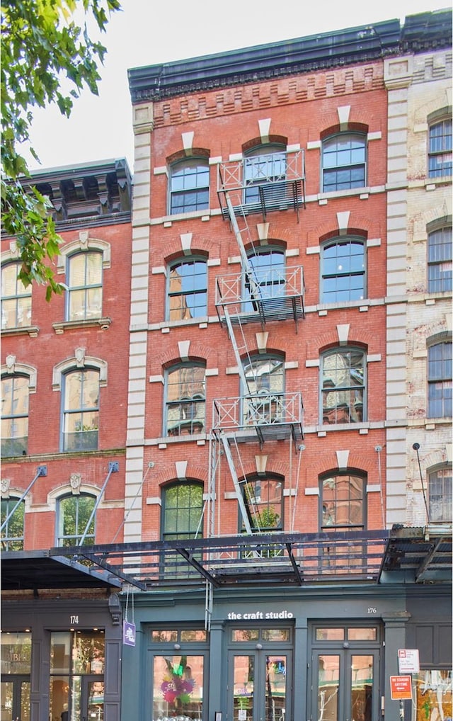 176 Duane St Unit 4, New York City, NY 10013 - view of apartment building / complex