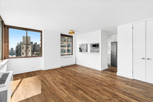 Listing photo 2 for 235 E 40th St Unit 23G, New York City NY 10016