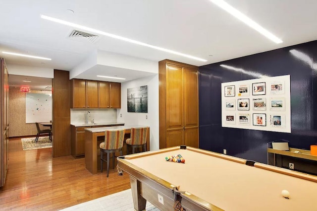 rec room with a sink, visible vents, billiards, and light wood finished floors