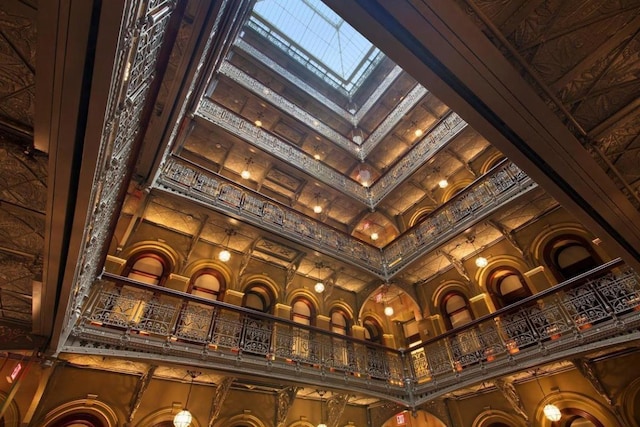 room details featuring a skylight