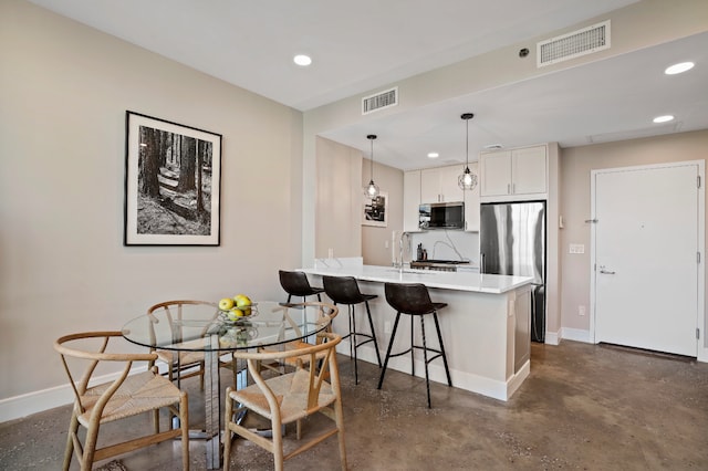 kitchen featuring stainless steel appliances, visible vents, and baseboards