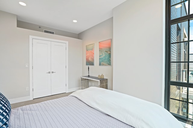 bedroom featuring recessed lighting, carpet, visible vents, and baseboards