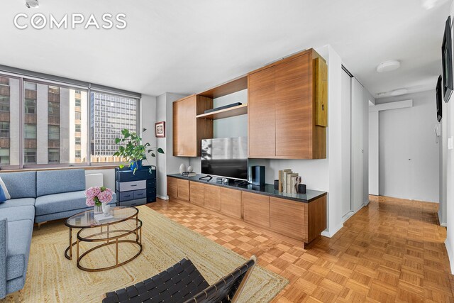 Listing photo 2 for 235 E 40th St Unit 27D, New York City NY 10016