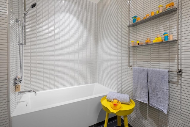 bathroom featuring tiled shower / bath