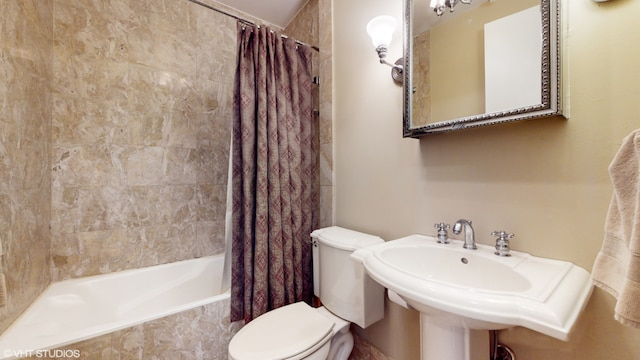 bathroom featuring toilet and shower / bath combo with shower curtain