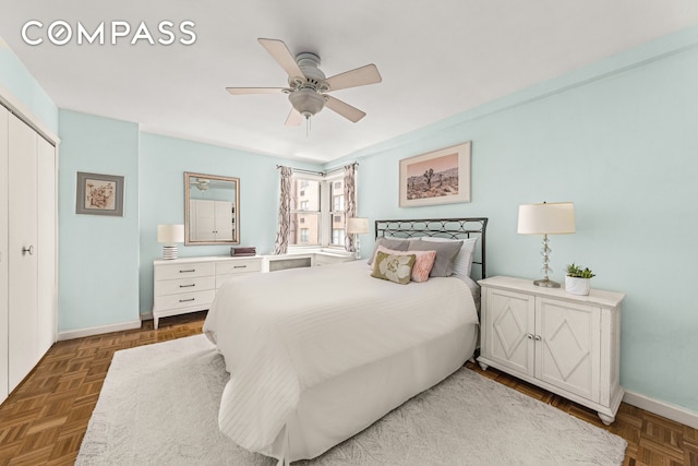 bedroom featuring ceiling fan, baseboards, and a closet