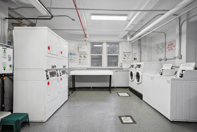 community laundry room featuring stacked washer / drying machine, baseboards, and independent washer and dryer