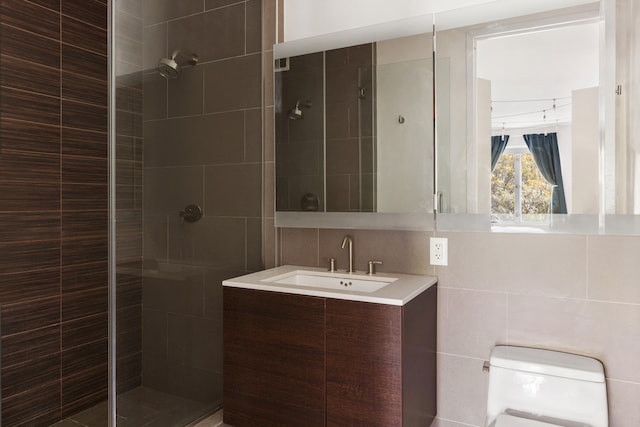 full bathroom featuring a tile shower, backsplash, toilet, and tile walls