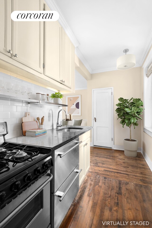 kitchen featuring sink, crown molding, stainless steel gas range, backsplash, and dark hardwood / wood-style floors