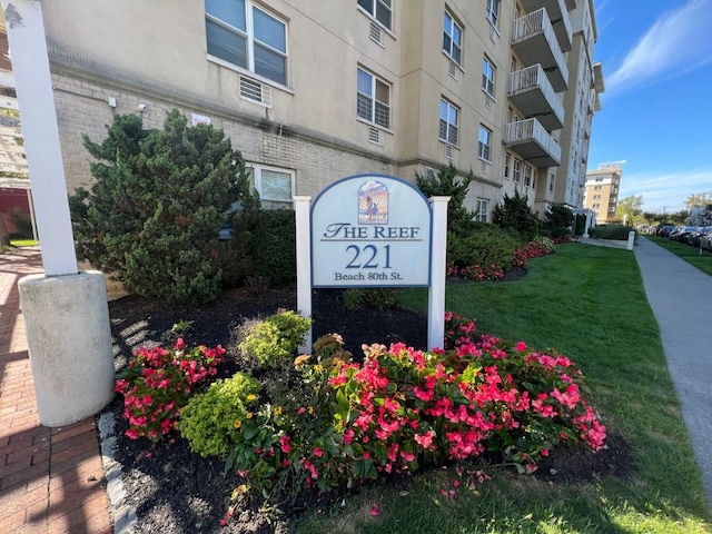 community sign featuring a yard